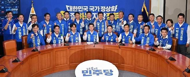정원오 더불어민주당 서울시장 후보와 25명의 서울 구청장 후보들이 2일 국회에서 열린 합동 기자회견 시작에 앞서 선전을 다짐하며 파이팅을 외치고 있다. 민경석 기자