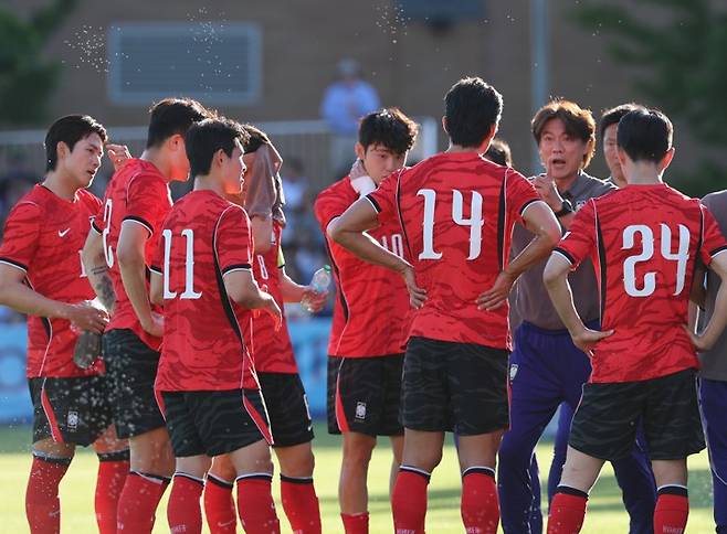 4일(한국시간) 미국 유타주 프로보에 위치한 브리검영대 사우스필드에서 열린 대한민국과 엘살바도르의 평가전. 홍명보 감독이 선수들에게 작전을 지시하고 있다. 사진=연합뉴스