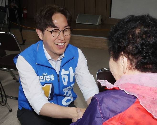 하정우 더불어민주당 부산 북갑 국회의원 보궐선거 후보가 6·3 지방선거 및 국회의원 재보궐선거 공식 선거운동 첫날인 지난달 21일 부산 북구 남산정종합사회복지관을 찾아 주민들과 악수하며 지지를 호소하고 있다. 송봉근 객원기자