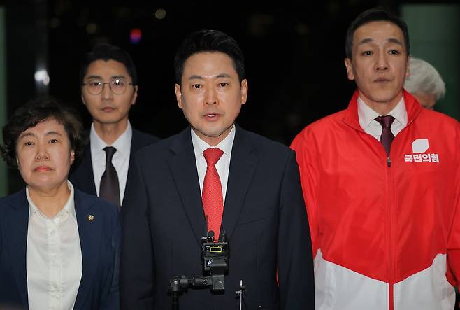 국민의힘 장동혁 상임선거대책위원장이 6·3 지방선거 본투표일인 3일 투표용지 부족 사태와 관련해 경기 과천 중앙선관위를 항의 방문해 발언하고 있다. 연합뉴스