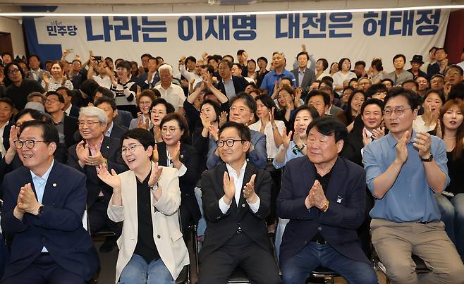 3일 대전 중구 더불어민주당 허태정 선거사무소에서 지지자들이 예측조사 결과 허 후보가 앞서는 것으로 발표되자 환호하고 있다. 뉴스1