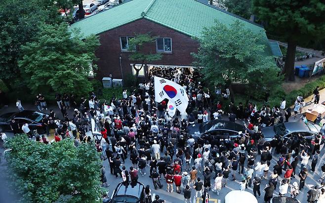 투표용지 부족으로 투표 시간이 오후 10시까지 연장됐던 서울 송파구 잠실7동 제2투표소 앞에 4일 새벽 항의하는 시민들이 모였다. 뉴스1