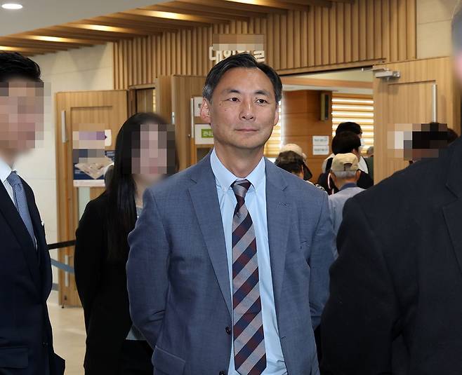 6.3 지방선거를 앞두고 한국에 입국한 '부정선거' 음모론을 주장해 온 모스 탄(한국명 단현명) 미국 리버티대 교수가 지난달 29일 경기 평택시 안중읍행정복지센터에 마련된 사전투표소를 방문해 현장을 둘러보고 있다. 뉴스1