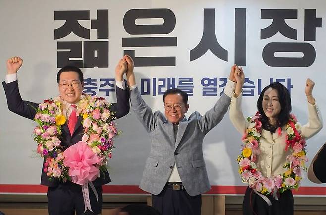 국민의힘 이동석 충주시장 당선인(왼쪽)이 당선이 확정된 뒤 충북 충주시 선거 사무소에서 기념 촬영하고 있다. 연합뉴스