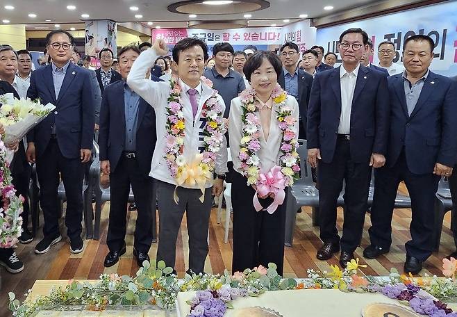 조규일 후보가 당선이 사실상 확정된 후 손을 들어 기뻐하고 있다. 연합뉴스