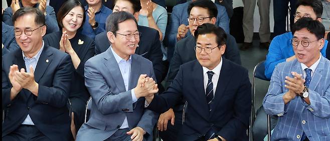 안도 박찬대 더불어민주당 인천시장 후보가 3일 인천 미추홀구 선거사무소에서 출구조사 결과를 지켜보고 있다. 연합뉴스