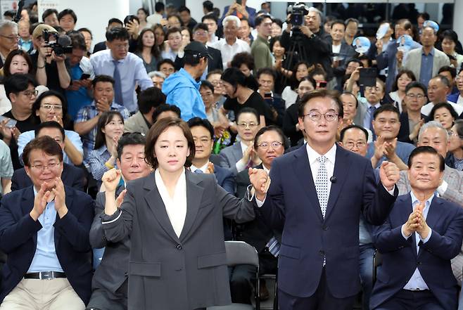 더불어민주당 전재수 부산시장 후보가 4일 부산 부산진구 선거사무소에서 당선이 확실시 되자 아내와 손을 맞잡고 있다. 연합뉴스