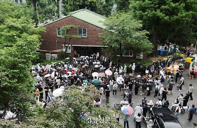 전국동시지방선거 투표일인 지난 3일 투표용지 부족 사태가 벌어졌던 서울 송파구 잠실7동 제2투표소 앞에서 4일 부정선거론 지지자들이 투표함 반출을 막고 있다. 강윤중 기자