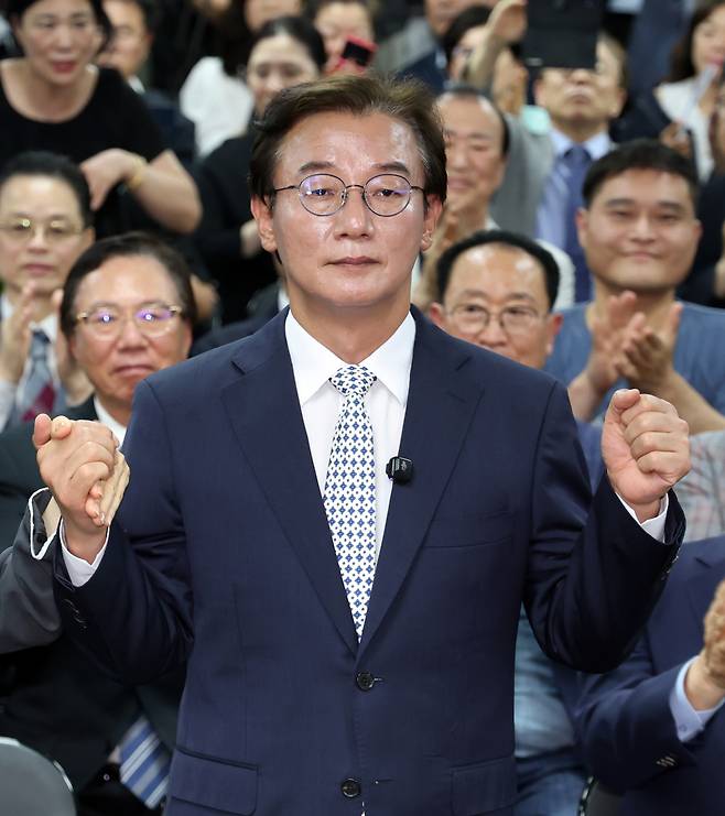 전재수 부산시장 당선인이 4일 부산진구 선거사무소에서 손을 들어 환호에 답하고 있다. 연합뉴스
