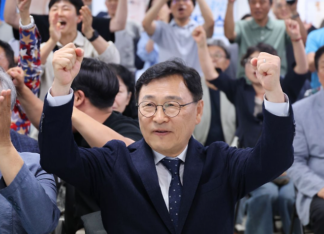 정근식 서울시교육감 후보가 3일 서울 종로구 소재 선거사무실에서 방송 출구조사 결과를 확인한 뒤 기뻐하고 있다. 연합뉴스