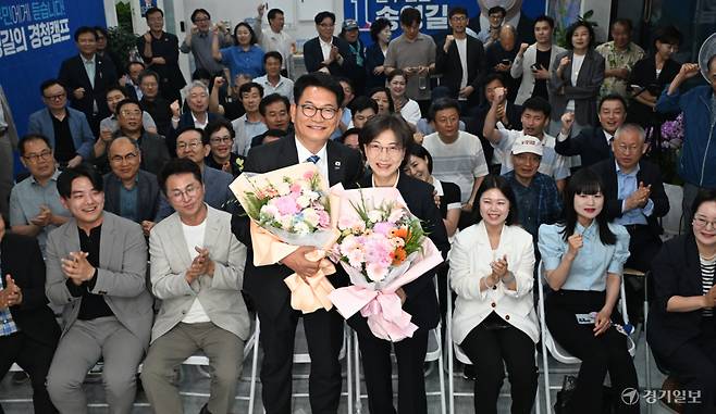 송영길 더불어민주당 연수구갑 국회의원 보궐선거 후보가 4일 인천 연수구 선거사무소에서 당선이 확실시 되자 부인 남영신씨와 함께 지지자들의 축하를 받고 있다. 조병석기자