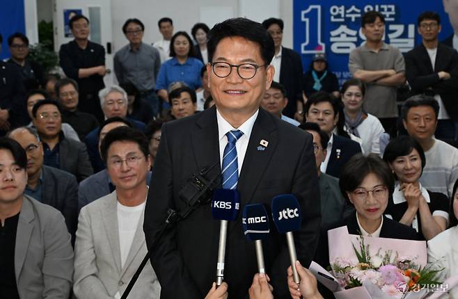 더불어민주당 송영길 인천 연수갑 보궐선거 후보가 4일 당선을 결정지은 뒤 취재진과 인터뷰를 하고 있다. 조병석기자