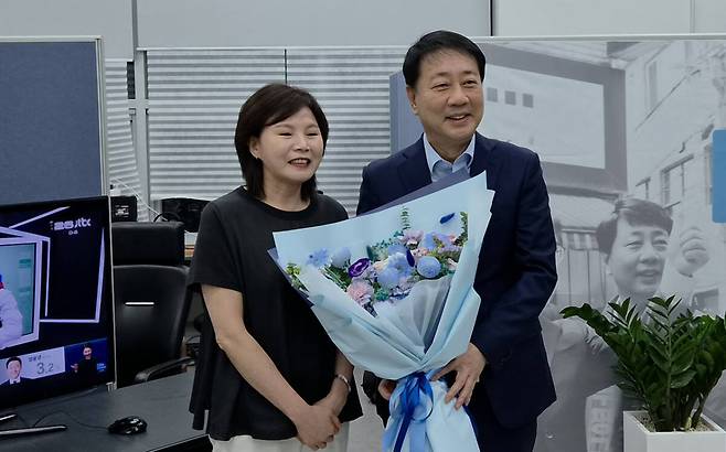차준택 인천 부평구청장 당선인이 선거 캠프에서 기념 촬영을 하고 있다. 장민재 기자