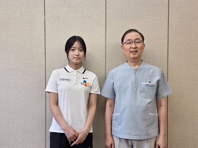 스노보드 국가대표 최가온(왼쪽)과 나영무 솔병원 원장이 의료 후원식을 가진 뒤 기념촬영하고 있다. 올댓스포츠 제공