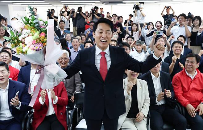 (서울=뉴스1) 김도우 기자 = 6·3 지방선거에서 당선된 오세훈 국민의힘 서울시장 후보가 4일 서울 종로구 선거사무소에서 꽃다발을 전달 받고 환호 하고 있다. 2026.6.4/뉴스1 /사진=(서울=뉴스1) 김도우 기자