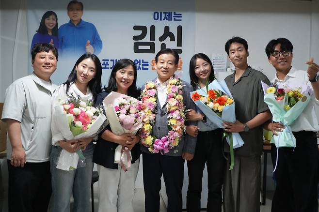 완도군수에 당선된 무소속 김신 당선인이 가족과 함께 기념사진을 찍으며 승리의 기쁨을 만끽하고 있다./사진제공=김신 선거캠프