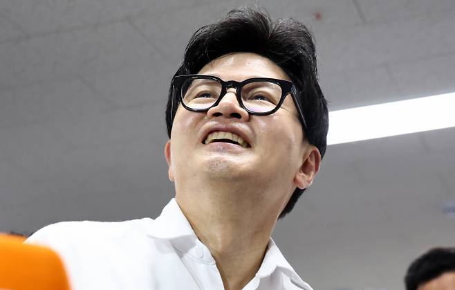 한동훈 무소속 부산 북구갑 국회의원 후보가 4일 새벽 부산 북구 선거사무소에서 당선이 확정되자 미소를 짓고 있다. / 사진=뉴스1