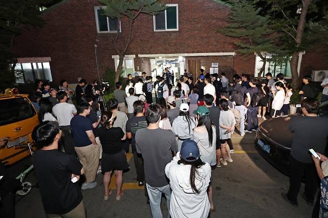 6·3 지방선거 본투표일인 지난 3일 투표용지 부족으로 투표시간이 오후 10시까지 연장된 서울 송파구 잠실7동 제2투표소 앞에 주민들이 모여 있는 모습. 연합뉴스