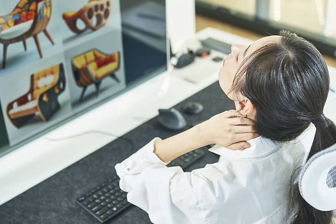 얼굴과 목 부기를 완화하기 위해선 목 스트레칭이 도움 된다. 클립아트코리아