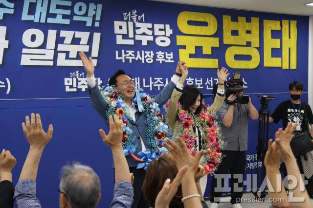 ▲6·3전국동시지방선거에서 71.99%(4만2901표)의 압도적 지지로 재선에 성공한 윤병태 나주시장 당선인이 시민들에게 감사의 뜻을 전하며 "더 큰 나주의 도약을 완성하겠다"고 말했다.ⓒ프레시안(김육봉)