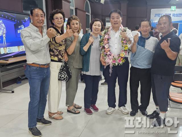 ▲ 4일 사순문 장흥군수 당선자가 당선 확정 후 지지자들과 함께 기뻐하고 있다.2026.6.4ⓒ프레시안(위정성)