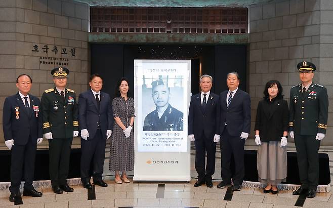 지난 2일 서울 용산 전쟁기념관에서 ‘이달(6월)의 호국 인물’로 선정된 채 장군을 기리는 현양 행사가 열려 주요 참석자들이 기념 촬영을 하고 있다. 전쟁기념사업회 제공