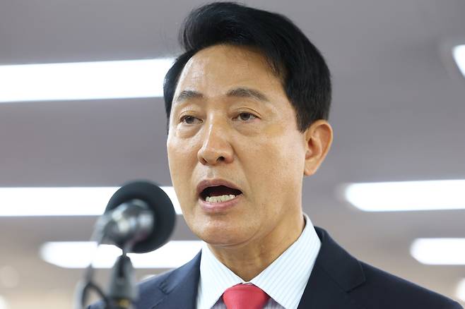 서울시장 당선이 확실시된 오세훈 국민의힘 후보가 4일 오전 서울 종로구 선거사무실에서 발언하고 있다. 뉴시스