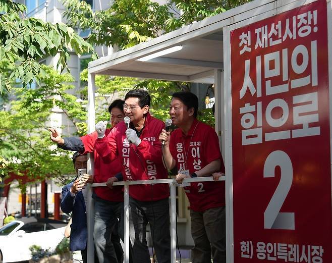 이상일 국민의힘 용인시장 후보(가운데)가 안철수(오른쪽) 국회의원과 함께 유세차에 올라 지지를 호소하고 있다. 이상일 캠프 제공