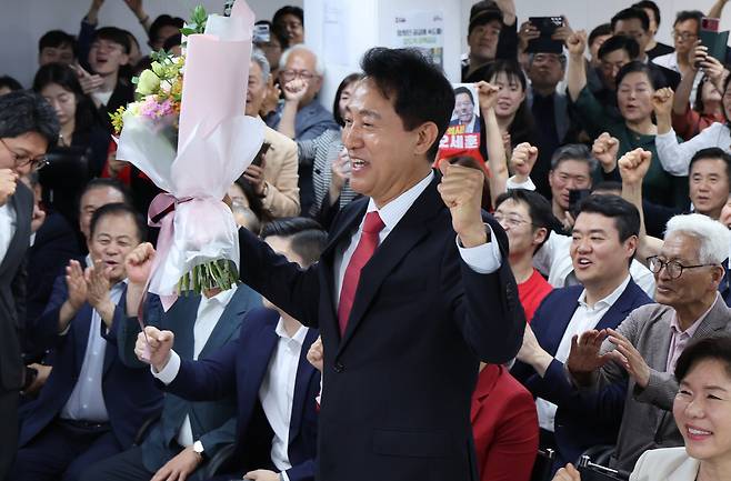 6.3지방선거에서 서울시장에 당선된 국민의힘 오세훈 후보가 4일 서울 종로구 선거사무소에서 지지자들의 환호 속에 인사하고 있다.