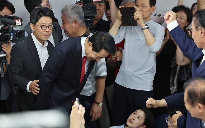 6.3지방선거에서 서울시장에 당선된 국민의힘 오세훈 후보가 4일 서울 종로구 선거사무소에 들어서며 인사하고 있다.