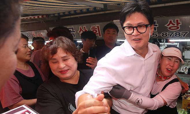 감사 인사 한동훈 부산 북갑 국회의원 보궐선거 당선자(가운데)가 4일 부산 북구 구포시장을 찾아 상인들에게 감사 인사를 하고 있다. 부산=뉴스1