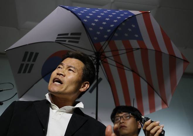 이재명 대통령과 개혁신당 이준석 대표의 명예를 훼손한 혐의로 경찰 수사를 받아온 한국사 강사 출신 유튜버 전한길(본명 전유관)씨가 16일 구속 전 피의자 심문(영장실질심사) 기각 후 서울 영등포구 영등포경찰서를 나서며 입장을 밝히고 있다. 2026.4.17. 연합뉴스