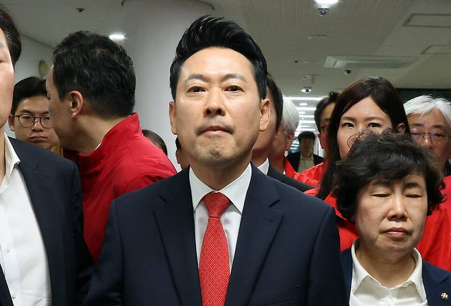 장동혁 국민의힘 상임선거대책위원장이 4일 투표용지 부족 사태와 관련해 경기 과천 중앙선거관리위원회에서 노태악 위원장과 면담을 기다리고 있다. ⓒ연합뉴스