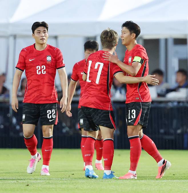 한국 축구대표팀 손흥민(오른쪽)과 이강인이 4일 미국 유타주 프로보에 위치한 브리검영대 사우스필드에서 열린 엘살바도르와의 평가전에서 승리한 뒤 서로 격려하고 있다. 연합뉴스
