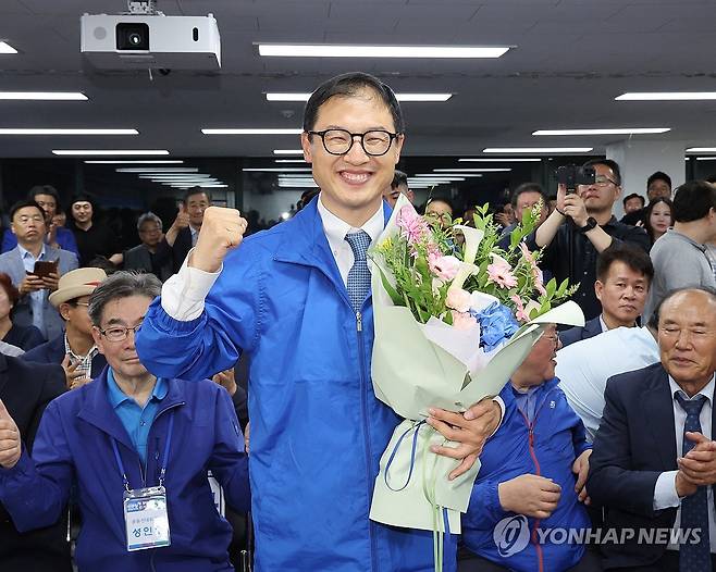 김상욱 울산시장 후보, 당선 확신 (울산=연합뉴스) 김용태 기자 = 더불어민주당 김상욱 울산시장 후보가 3일 울산 남구 자신의 선거사무소에서 당선이 확실시되자 꽃다발을 받고 환호하고 있다. 2026.6.4 yongtae@yna.co.kr