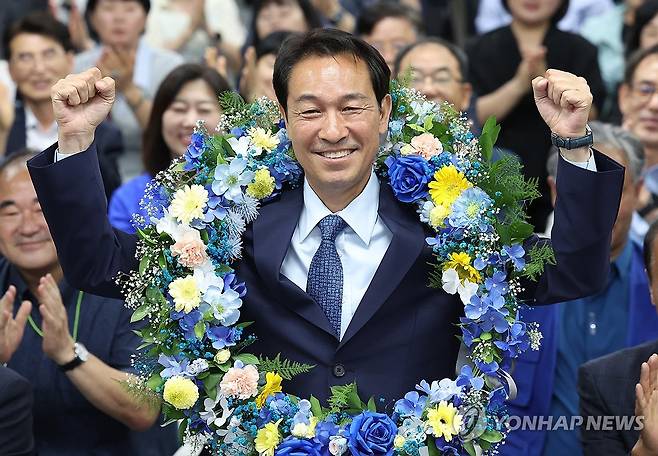 기뻐하는 우상호 강원도지사 후보 (춘천=연합뉴스) 양지웅 기자 = 더불어민주당 우상호 강원특별자치도지사 후보가 4일 춘천시 더불어민주당 강원도당에서 당선이 확실시된 뒤 기뻐하고 있다. 2026.6.4 yangdoo@yna.co.kr