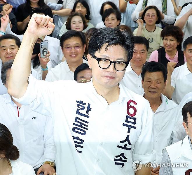 부산 북갑 한동훈 '당선' (부산=연합뉴스) 손형주 기자 = 무소속 한동훈 부산 북갑 국회의원 보궐선거 후보가 4일 부산 북구 선거사무소에서 당선이 확정되자 주먹을 불끈 쥐고 있다. 2026.6.4 handbrother@yna.co.kr