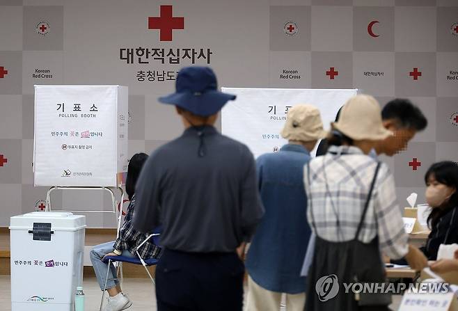 아침부터 붐비는 투표소 (홍성=연합뉴스) 김준범 기자 = 제9회 전국동시지방선거일인 3일 오전 충남 홍성 대한적십자사 충남지사에 마련된 투표소가 유권자들로 붐비고 있다. 2026.6.3 psykims@yna.co.kr