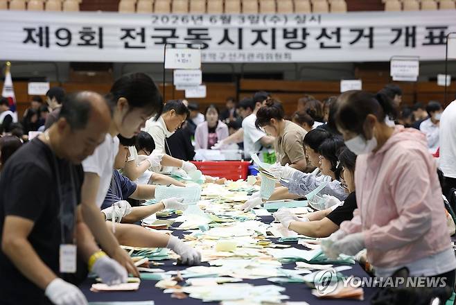 바쁜 개표 작업 (서울=연합뉴스) 이지은 기자 = 6·3지방선거일인 3일 서울 관악구 서울대학교 체육관에 마련된 개표소에서 개표사무원들이 표를 분류하고 있다. 2026.6.3 jieunlee@yna.co.kr