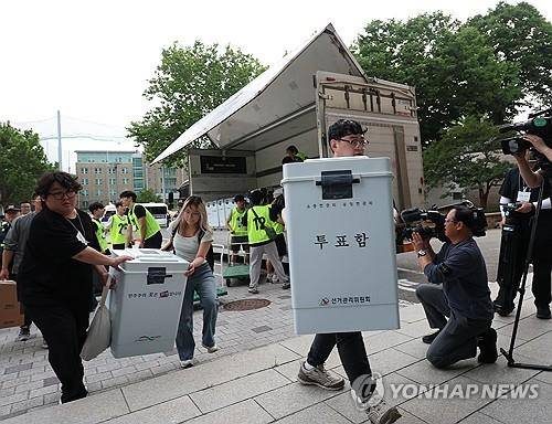 개표소로 도착하는 투표함 (서울=연합뉴스) 이지은 기자 = 6·3지방선거일인 3일 서울 관악구 서울대학교 체육관에 마련된 개표소에 투표함이 도착하고 있다. 2026.6.3