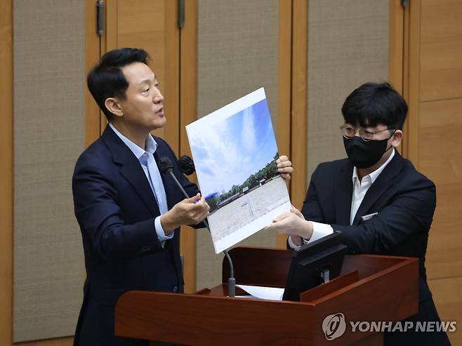 제333회 정례회 시정질문, 발언하는 오세훈 시장 (서울=연합뉴스) 서명곤 기자 = 오세훈 서울시장이 18일 서울 중구 서울시의회에서 열린 제333회 정례회 시정질문에 참석, 세운 4구역 재개발 관련 자료를 들고 발언하고 있다. 2025.11.18 seephoto@yna.co.kr