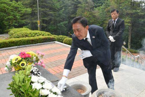◇제9회 전국동시지방선거에서 화천군수에 당선된 더불어민주당 김세훈 당선인ㅇ이 첫 일정으로 4일 오전 화천읍 충열탑을 찾아 헌화와 분향을 한 후 참배햇다.