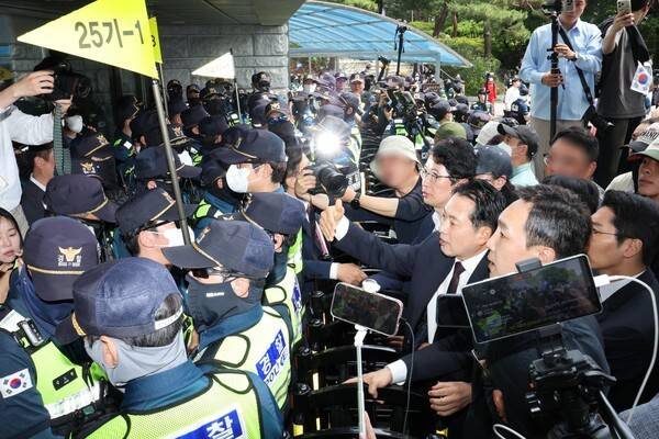 국민의힘 장동혁 대표가 5일 잠실7동 투표함 개표가 진행되고 있는 서울 송파구 올림픽공원 핸드볼경기장을 찾아 경찰과 대치하고 있다. 연합뉴스
