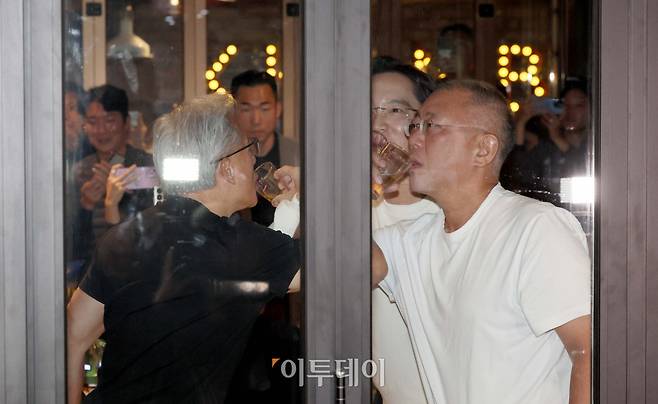 젠슨 황(왼쪽부터) 엔비디아 최고경영자(CEO), 이재용 삼성전자 회장, 정의선 현대차그룹 회장이 30일 서울 강남구 삼성동의 한 치킨집에서 회동을 갖고 러브샷을 하고 있다. 신태현 기자 holjjak@(<우린 깐부잖아>)