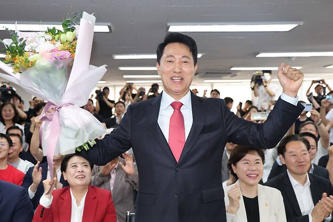 오세훈 서울시장이 4일 선거 승리에 대한 입장을 밝힌 뒤 꽃다발을 들어 보이고 있다. 사진=연합뉴스