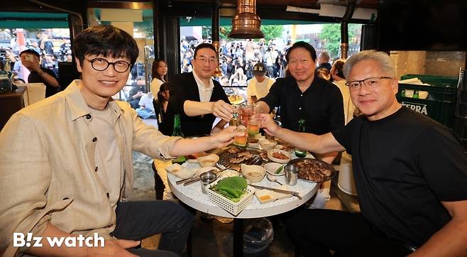 젠슨 황 엔비디아 최고경영자(CEO)가 5일 서울 마포구 서교동의 한 고깃집에서 최태원 SK 회장, 구광모 LG 회장, 이해진 네이버 의장과 삼겹살 회동을 하고 있다./사진=이명근 기자qwe123@