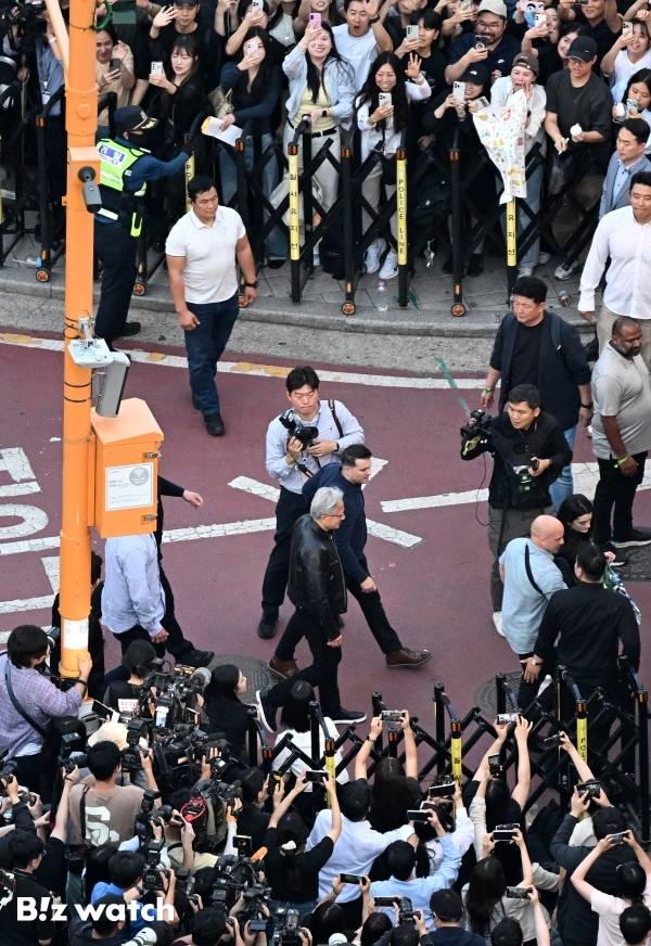 젠슨 황 엔비디아 최고경영자(CEO)가 5일 서울 마포구 서교동 홍대입구역 인근 삼겹살집에 도착하고 있다. 황 CEO는 이날 최태원 SK 그룹 회장, 구광모 LG 그룹 회장, 이해진 네이버 의장과 만찬 회동을 진행했다./사진=이명근 기자qwe123@