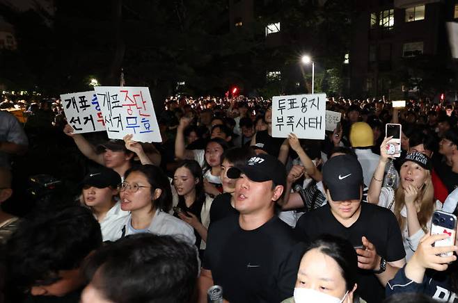 제9회 전국동시지방선거 및 국회의원 재·보궐선거 본투표일에 투표용지 부족으로 투표 시간이 오후 10시까지 연장됐던 서울 송파구 잠실7동 제2투표소 앞에 4일 새벽 투표용지 부족 사태에 항의하는 시민 등이 모여 '개표 중단과 선거무효'를 요구하고 있다. (사진=뉴스1)