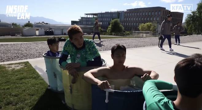 미국 유타주 솔트레이크시티 사전 캠프장에서 훈련을 마친 선수들이 이동식 사우나에 들어가 40°C 온도의 물에 10분간 몸을 담그며 고온 적응 훈련을 하고 있다. 사진=대한축구협회 유튜브 채널 캡쳐