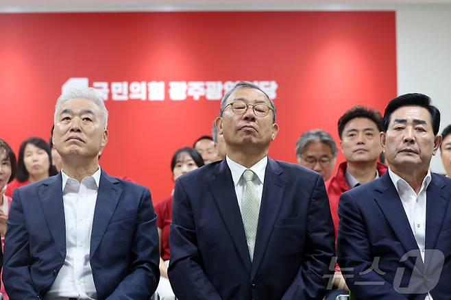 제9회 전국동시지방선거가 실시된 3일 오후 광주 서구 치평동 국민의힘 광주시당 당사에서 이정현 후보가 출구조사 결과를 확인하고 있다. 2026.6.3 ⓒ 뉴스1 조수민 수습기자